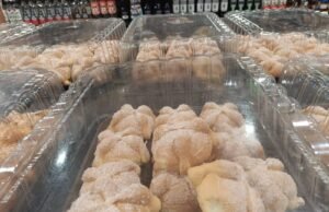 Pan de muerto llega anticipadamente a supermercados de Mérida y genera debate entre consumidores