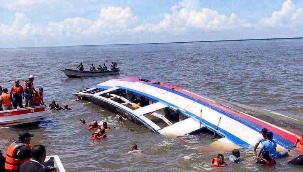 Continúa búsqueda de desaparecidos tras naufragio de ferry con 116 personas en Guyana