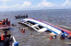 Continúa búsqueda de desaparecidos tras naufragio de ferry con 116 personas en Guyana