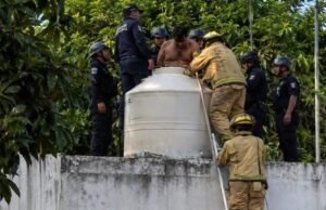 Lo cacharon y terminó en un Rotoplas! Hombre se esconde en un tinaco y pide auxilio a gritos en Timucuy