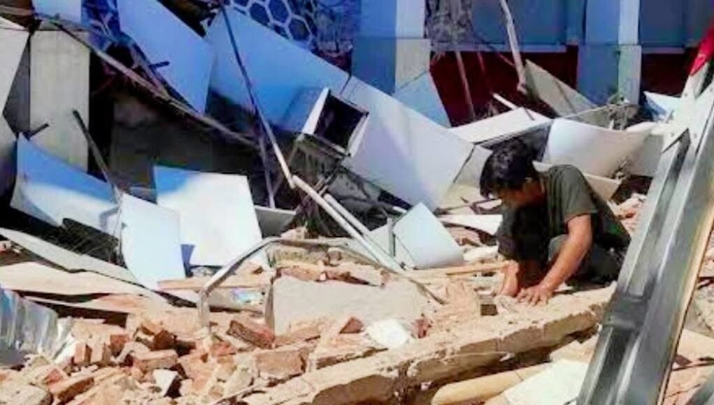 Terremoto de 7.7 frente a Indonesia activa alerta de tsunami; autoridades mantienen vigilancia