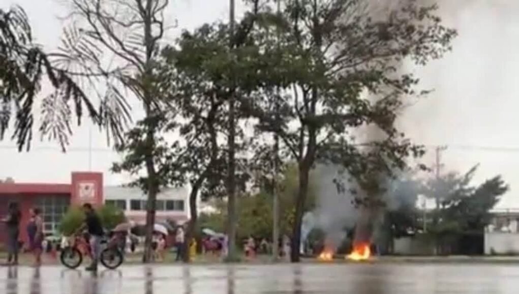 Vecinos llevan al límite la protesta y bloquean el Periférico Sur por falta de luz