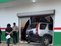 Susto en Serapio Rendón: vehículo se mete a frutería tras perder el control
