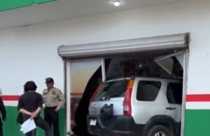 Susto en Serapio Rendón: vehículo se mete a frutería tras perder el control