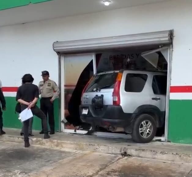 Susto en Serapio Rendón: vehículo se mete a frutería tras perder el control