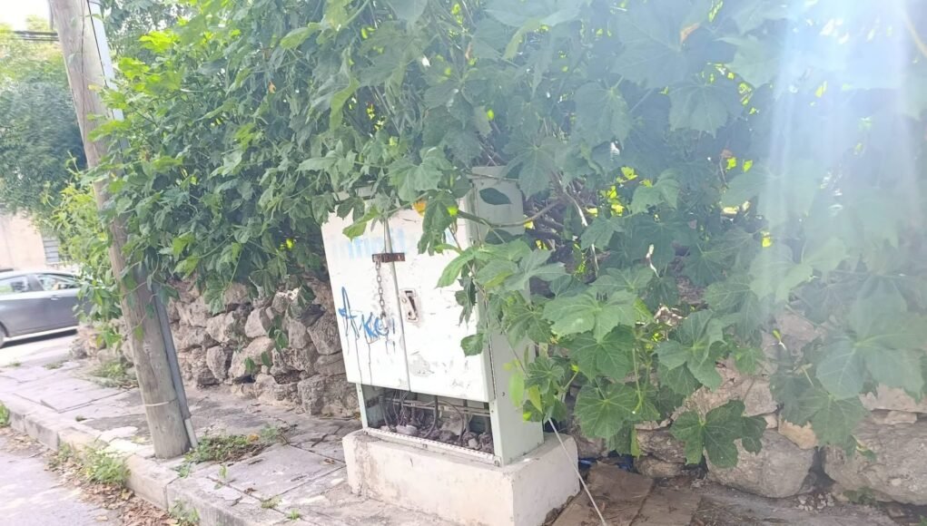 Registros telefónicos deteriorados representan riesgo para peatones en calles de Yucatán