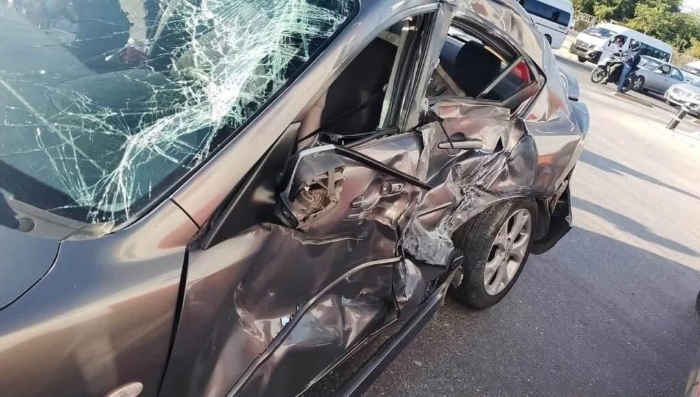Conductor queda inconsciente tras fuerte choque contra autobús en la Mérida–Umán