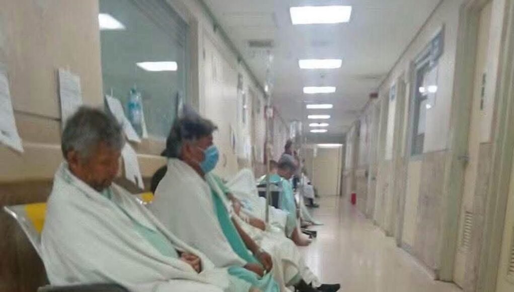 Saturación en la T1 del IMSS deja a pacientes esperando en pasillos y hasta sobre cartones