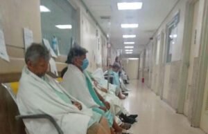 Saturación en la T1 del IMSS deja a pacientes esperando en pasillos y hasta sobre cartones