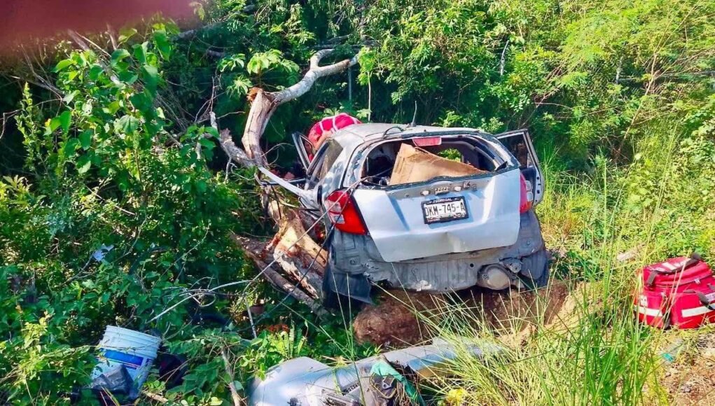 Spark termina contra un árbol en la Mérida-Cancún; un pasajero queda atrapado
