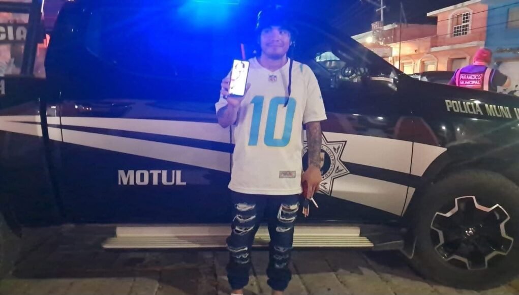 Policías de Motul encuentran celular perdido y lo entregan a su dueño