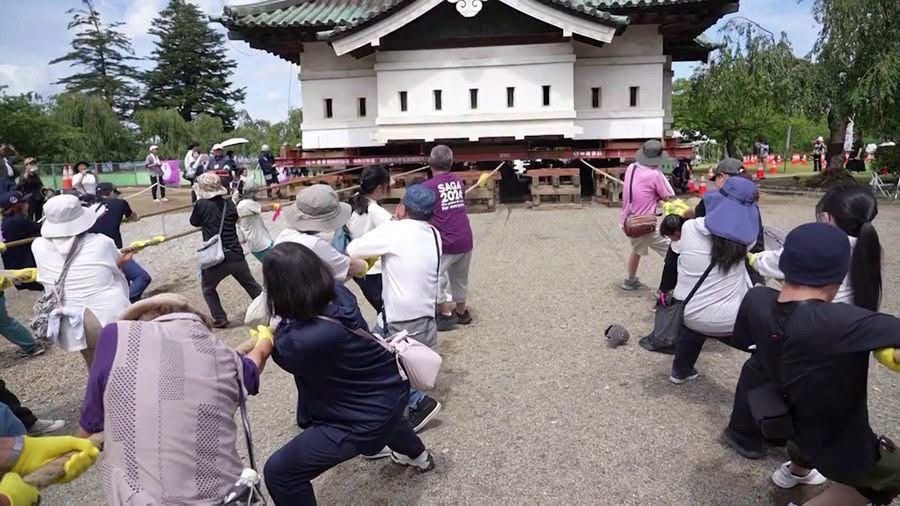 A puro músculo! 1,800 personas mueven un castillo de 360 toneladas en Japón
