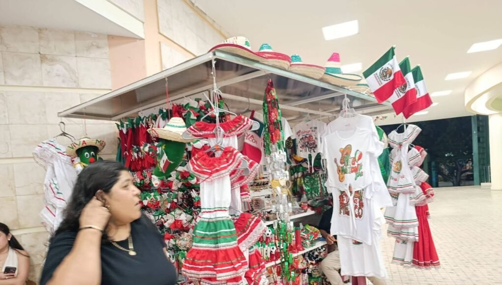 Banderas, matracas y sombreros mexicanos ya aparecen en tiendas ante la cercanía de las celebraciones patrias.