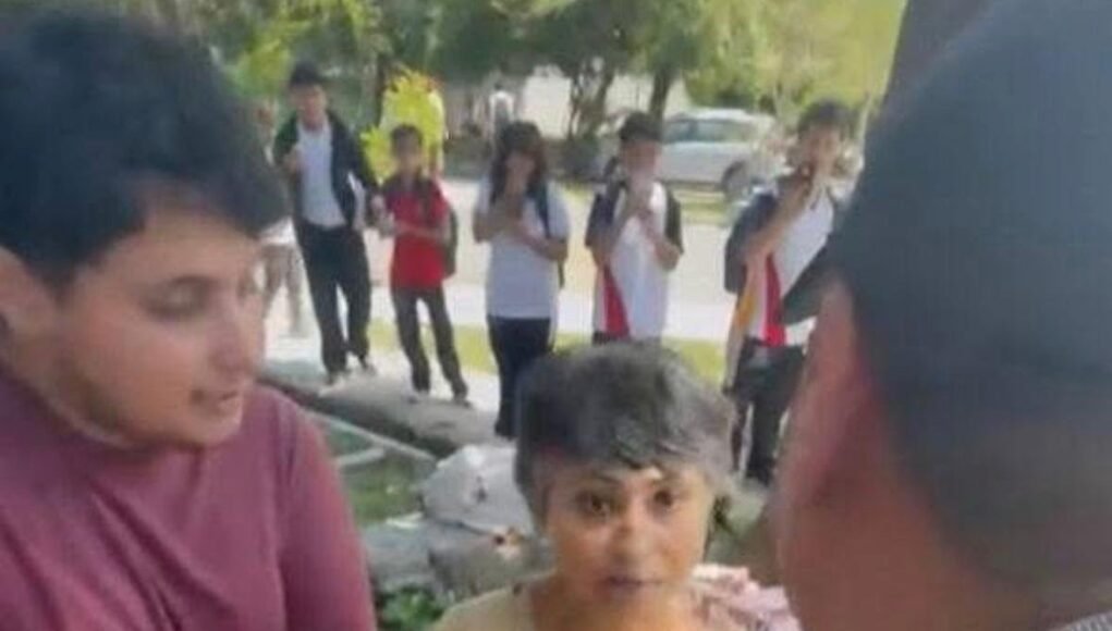 Adulta mayor termina en confrontación con alumna de secundaria en Pensiones