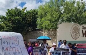 Médicos protestan frente al O’Horán; exigen recuperar sus plazas tras ser enviados fuera de Yucatán