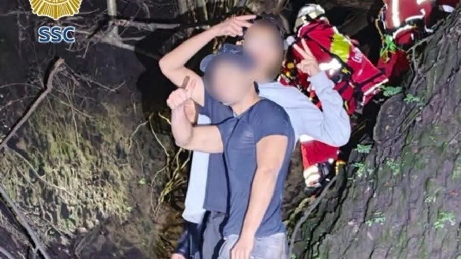 Rescatan a nueve jóvenes que se perdieron en una zona de barrancas en Chapultepec
