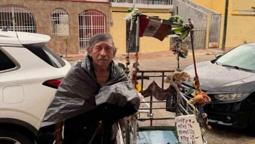 Don Pedrito pedalea por Mérida en busca de trabajo y recibe apoyo de la comunidad