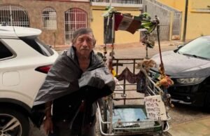 Don Pedrito pedalea por Mérida en busca de trabajo y recibe apoyo de la comunidad