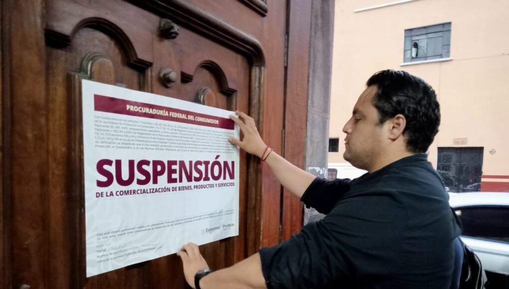 Suspenden restaurante en Puebla tras denuncia por presuntos insultos y cobro irregular