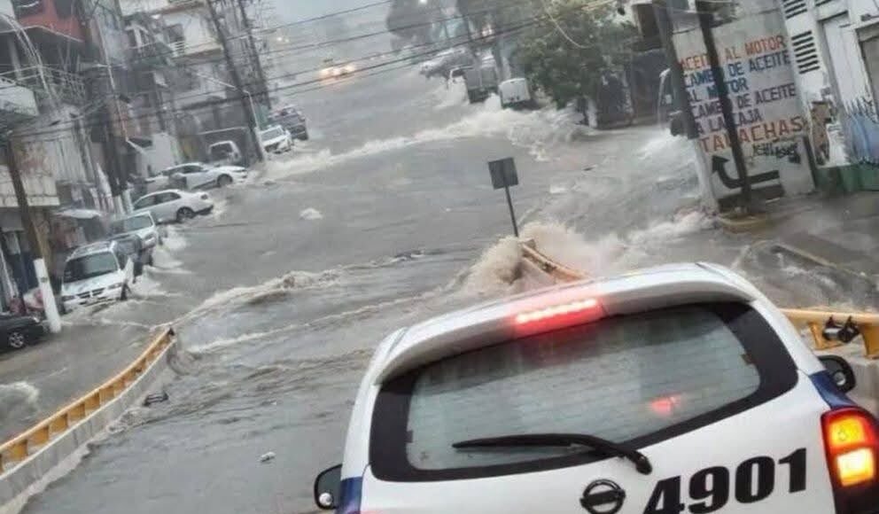 Huracán Simón golpea Acapulco con inundaciones y deslaves; Ejército despliega operativo de emergencia